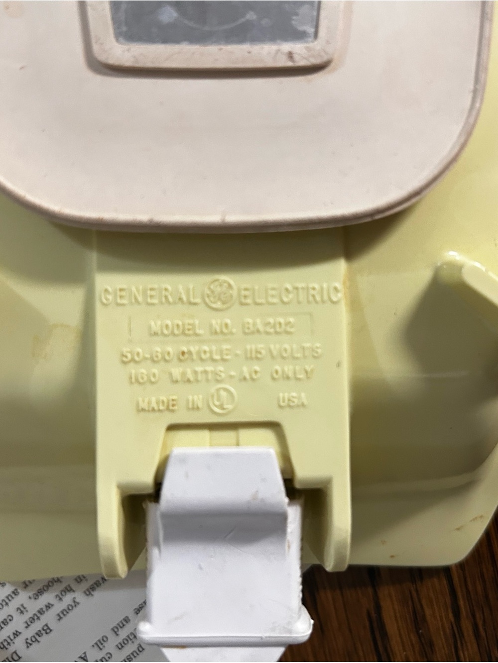Vintage General Electric Heat 'N Serve Baby Dish - White with Yellow Handles - Picture 4 of 4